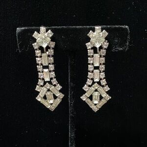 Elegant vintage 1950’s rhinestone silver screw back  Drop Earrings